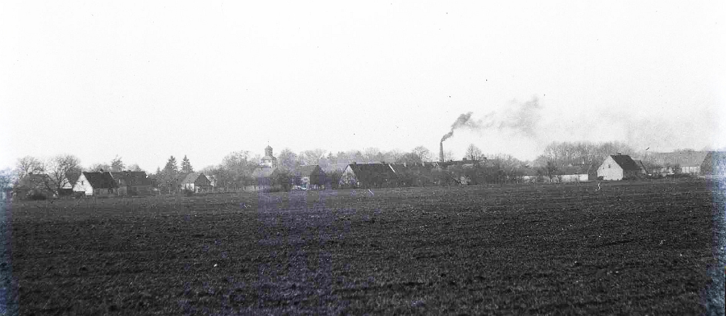 1900-1907 ca CHRISSY CROIL (m. Vlasto) PHOTOGRAPHS OF CROIL AND MITCHELL FAMILY Settlement in or near Milwaukee or the St Lawrence River near Montreal 02.jpg